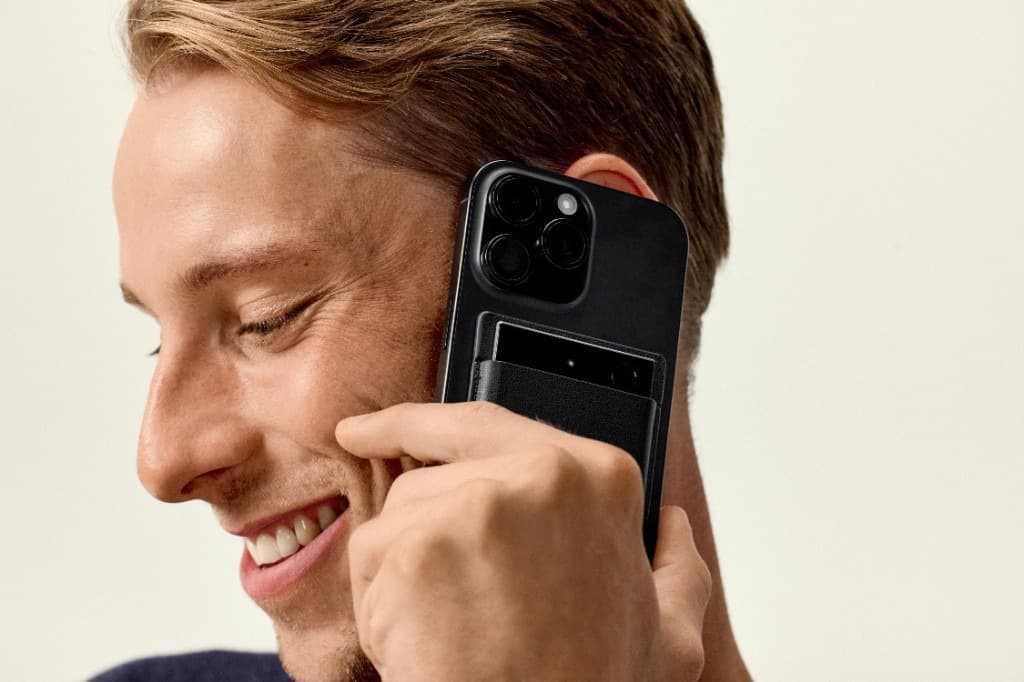 Egy alapító telefonál egy üvegfalú irodában — a beszélgetés, amit a ledger megőriz