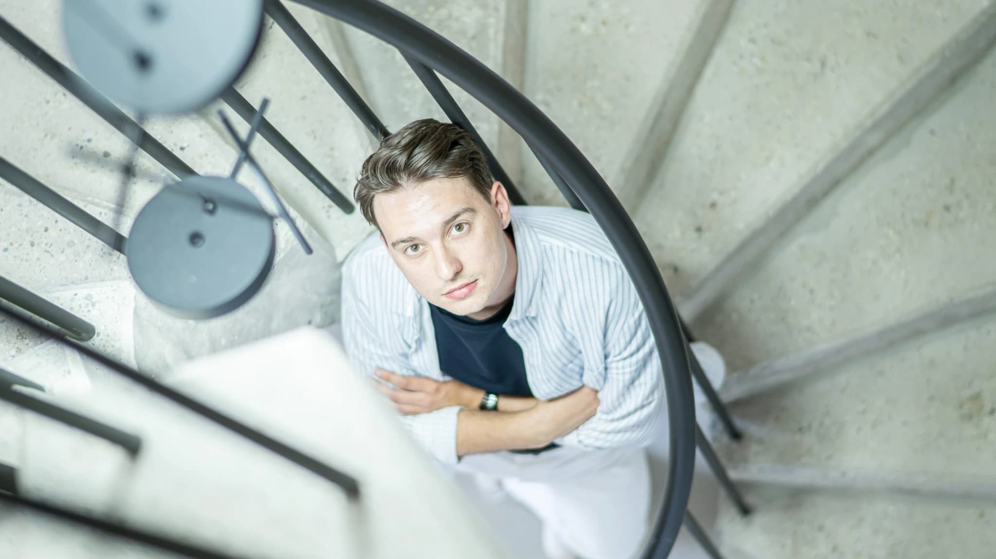 Máté Márk, az azta alapítója egy csigalépcsőről néz fel. Fotó: Sebestyén László / Forbes.